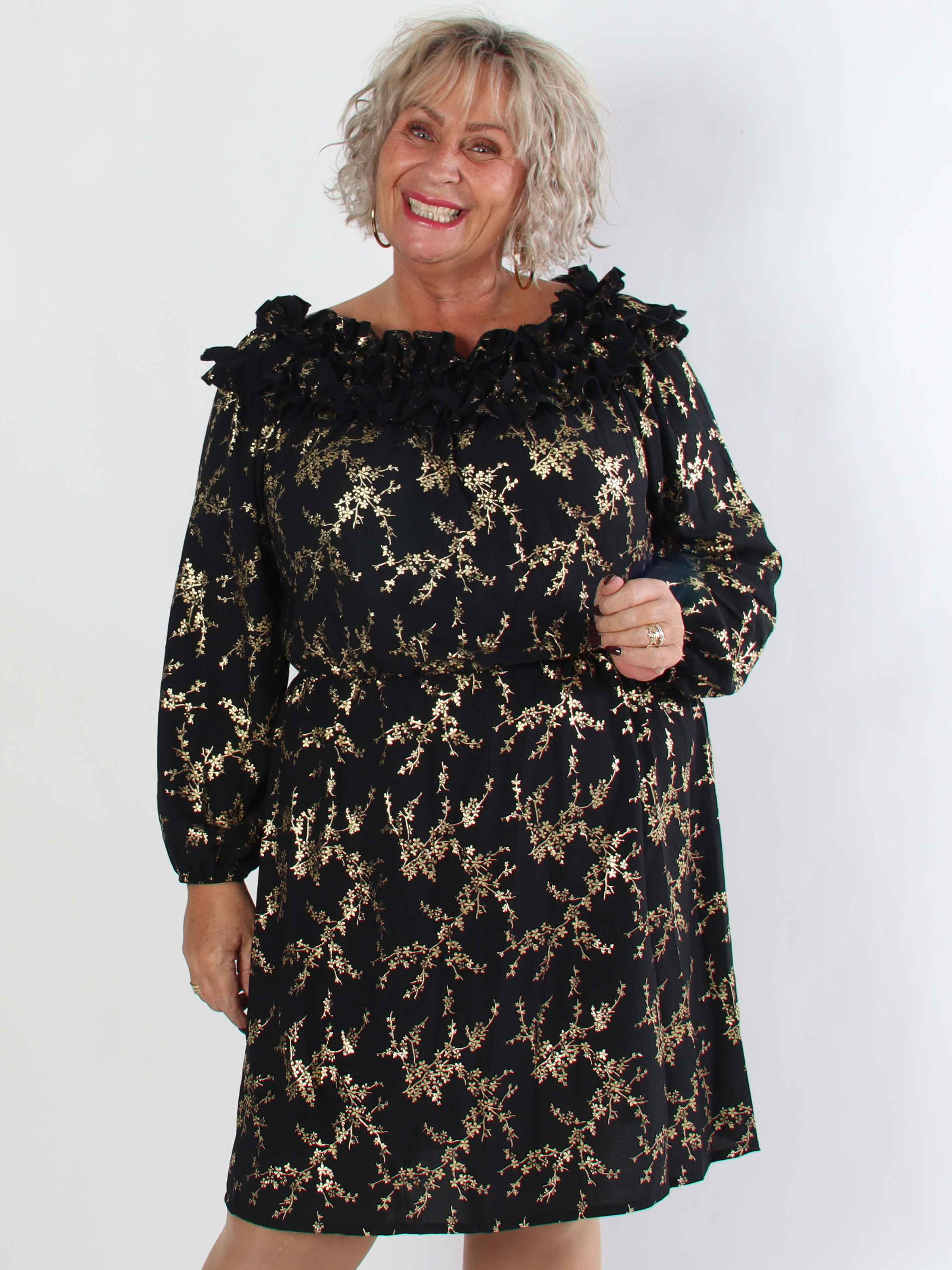 Chili Gold Fitted Dress - Plus size kjole i guld print med flæsekant og elastik i taljen